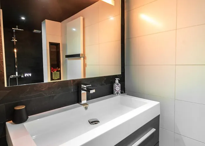 De Luxe Bed &wellness * Ден Бош